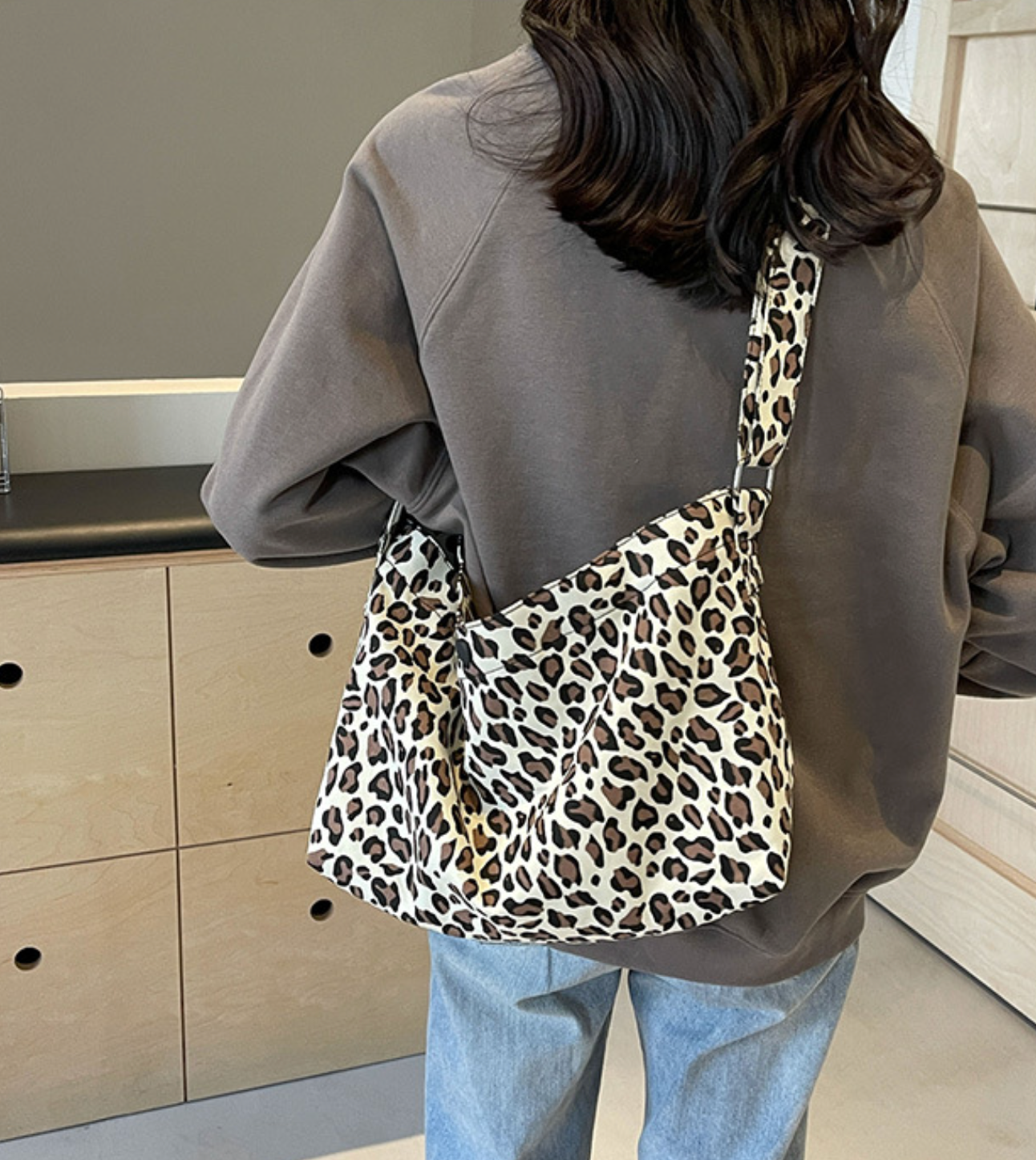 Chic Leopard Print Canvas Bag – Trendy 2024 Oversized Shoulder & Crossbody Tote