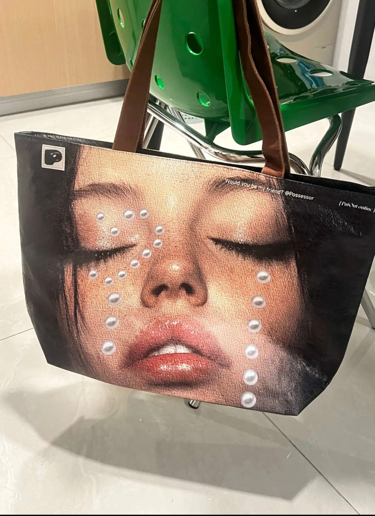 Avantgardistische Pearl Tears Tote – Ein mutiges und künstlerisches Statement-Stück